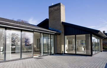 Parcelhus med flisebelægning helt op til huset