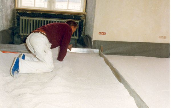 Isolering under gulvbrædder. Perlite som isolering til svømmende gulve.