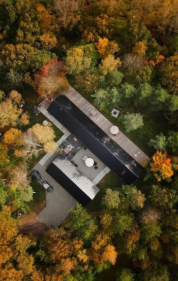 Luftfoto af huset i cedertræ i skoven
