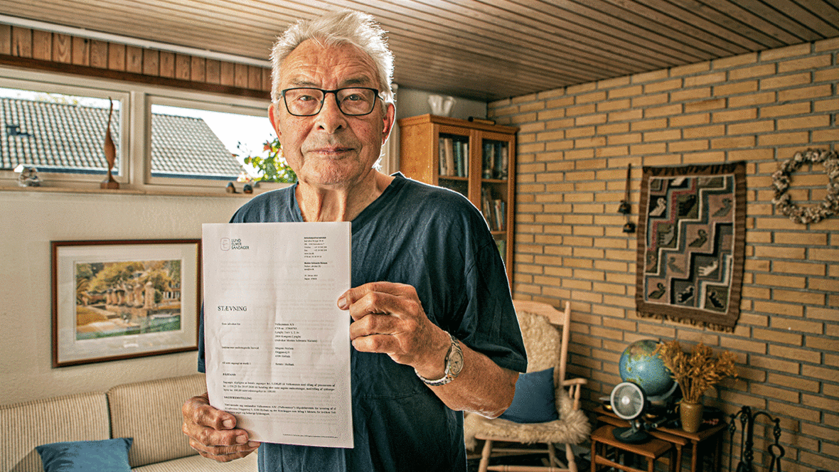: Mogens Nielsen med den stævning, som elselskabet Velkommen har sendt
