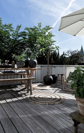 Høj træterrasse i niveau med hævet stueetage