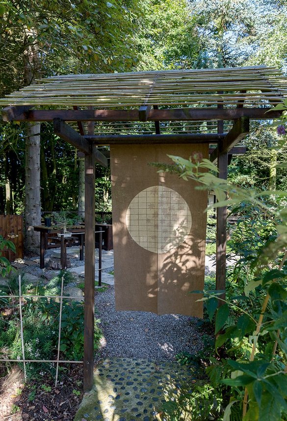 Hjemmelavet indgang markerer japansk have