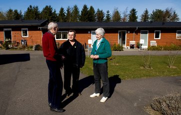I et seniorbofællesskab er det nemt at finde nogen at være sammen med. Men da man har sin egen bolig, er det også muligt at have et privatliv. Foto: Torben Klint