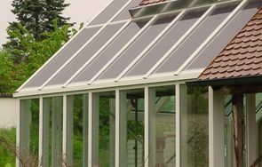 Eksempel på semitransparente solceller i en vinterhave. SCHOTT Solar.