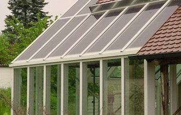 Eksempel på semitransparente solceller i en vinterhave. SCHOTT Solar.