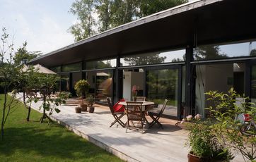Glasfacade og terrase ud til haven