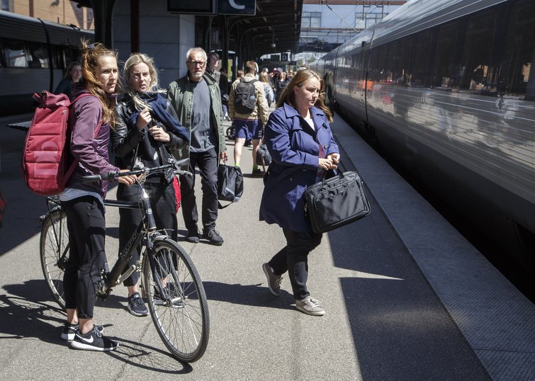 Pendlere Ung pendler tager cyklen med toget