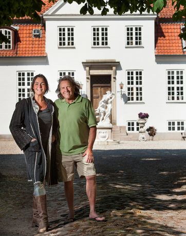 Anette og Heine Dahl Bartsch foran godset Gelskov på Fyn.