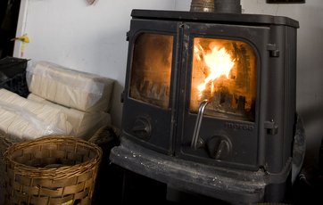Brændeovn Overvej at udskifte eller supplere elradiatoren med en brændeovn
