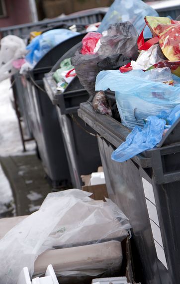 fyldte affaldscontainere der ikke bliver hentet