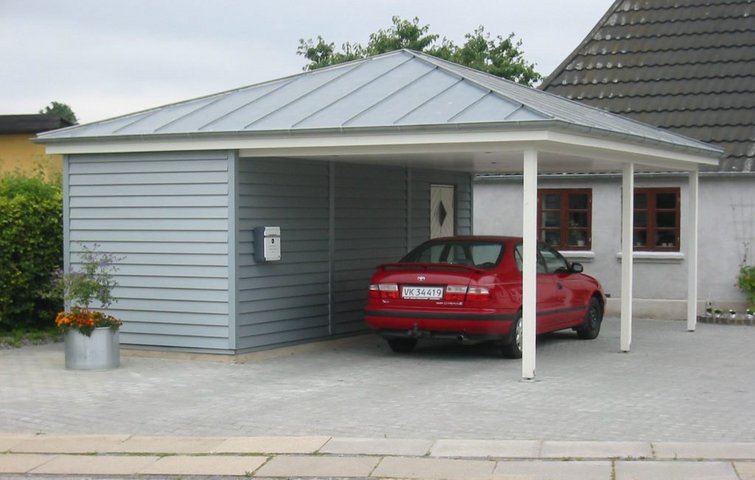 Bil holder i carport
