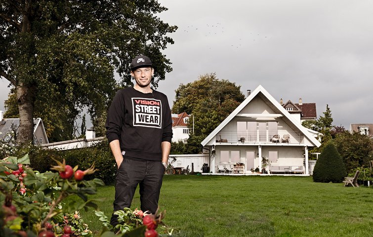 Anders Lendager foran sit ombyggede Lind & Risør-hus
