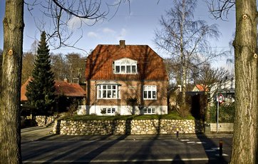 Rød murermestervilla med kalket sokkel.