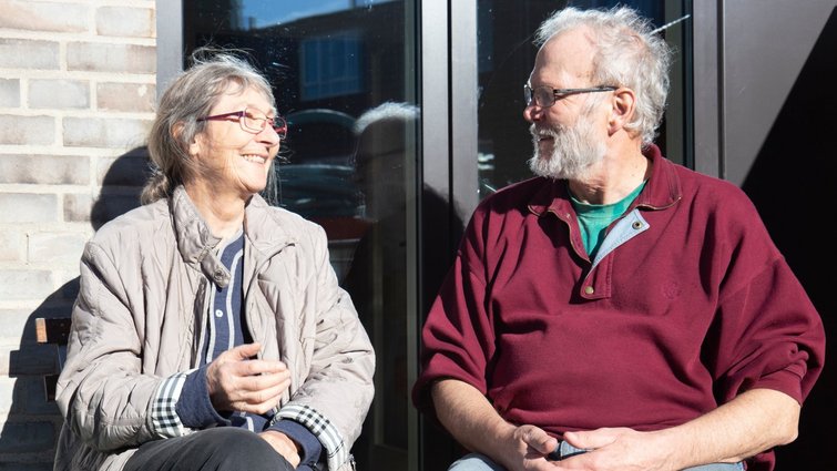 Marianne Albertsen og Steen Kjærsgaard sidder i solen på terrassen i Kamelias Hus