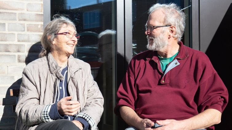 Marianne og Steen sidder i solen på terrassen
