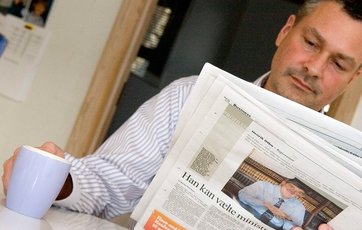 Mand, der læser avis.