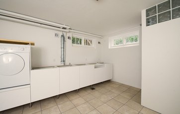 Nu er rør og afløb skjult for at give et mere roligt udtryk.
