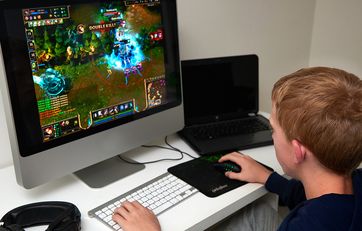 Dreng spiller computer.