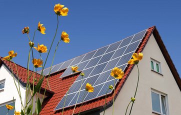 Hus med solceller på taget smart energi