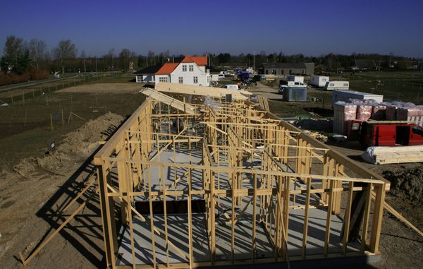 Hus under opførelse. Træværk er ved at blive bygget oven på fundamentet. Hus under opførelse. Træværk er ved at blive bygget oven på fundamentet.