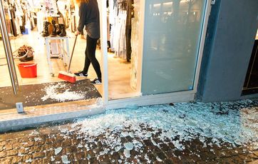 Hærdet glas går i små, ikke skarpe stykker, hvis glasset smadres.