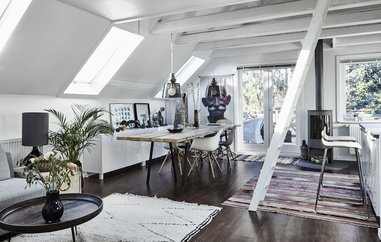 Det 3 meter lange plankebord er centralt i stuen