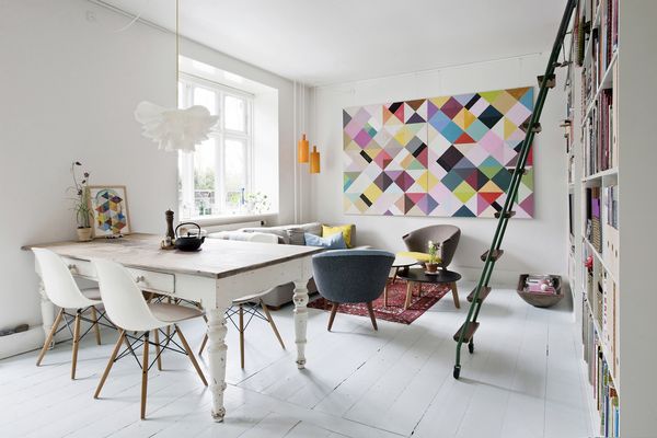 Lys stue i lejlighed med spisebord, sofa, mm.