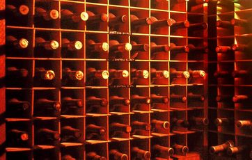 Vinkælder eller viktualierum med opbevaring af vin