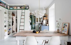Stor reol går fra gulv til loft og med stige til at nå de øverste hylder