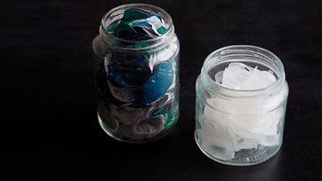 Gamle syltetøjsglas med emballage fra kontaktlinser