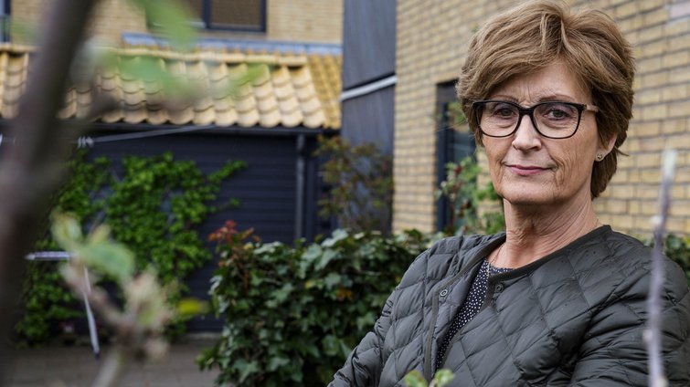 Jette Ernstsen foran sit rækkehus