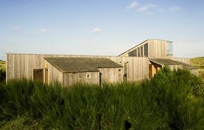 Sommerhus og landskab.
Sommerhus med store panoramavinduer.