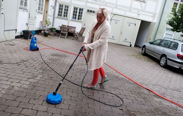 Vælg et 'mundstykke' til din højtryksrenser for at skåne din stenterrasse, også kaldt en patio cleaner. Foto: Tommy Verting.