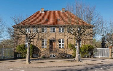 Stor murstensejendom i Bedre Byggeskik-stil