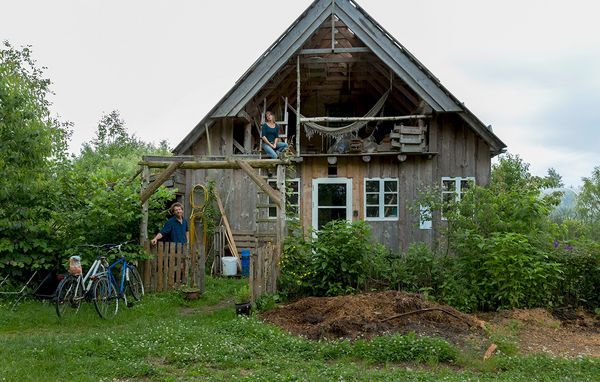 Karoline og Tycho foran deres hus Friland 30