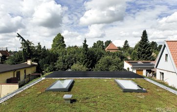 Fra første sal er der udsigt over tilbygningens grønne tag.