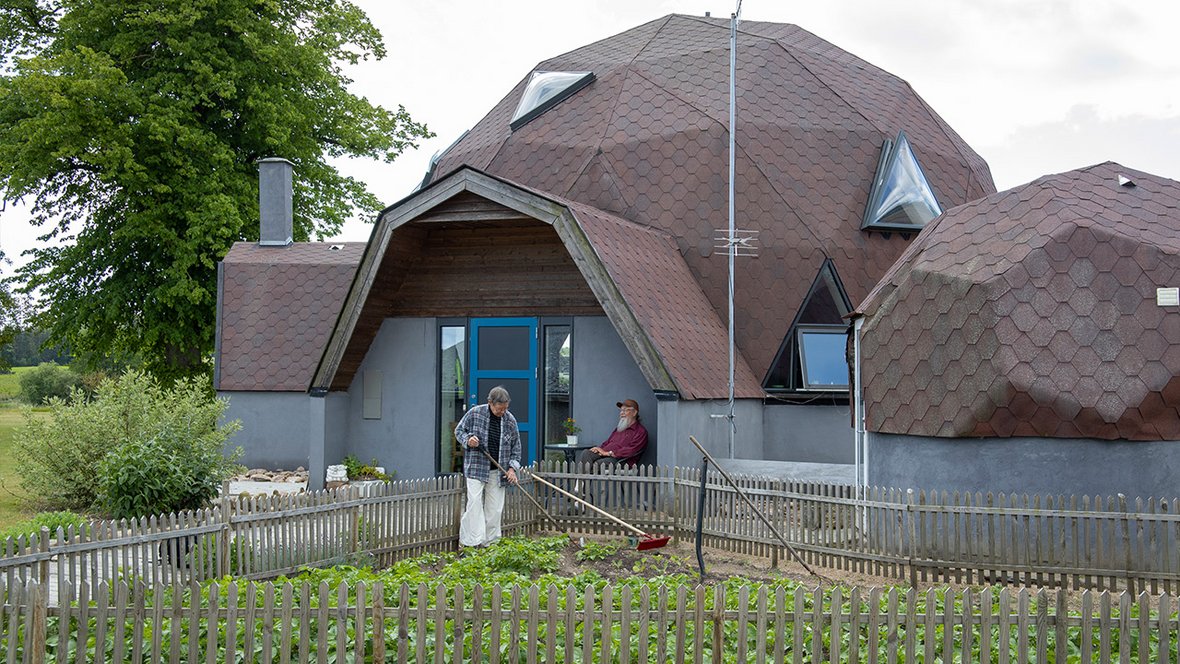 Bagsiden af dome huset med køkkenhave samt minidome med sauna