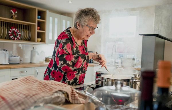 udluftning indeklima ventilation madlavning forurening Kvindre rører rundt i en gryde, der stiger damp op fra
