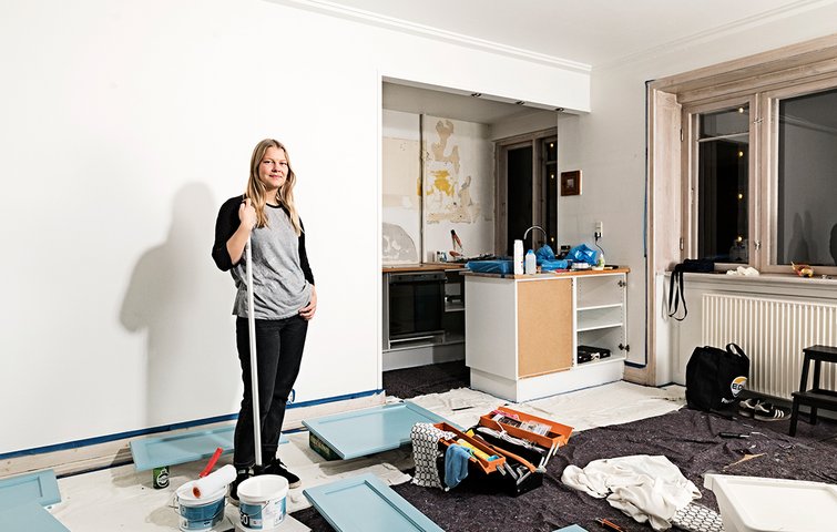 Linnea Habersaat står i sin nye ejerlejlighed, der er ved at blive malet
