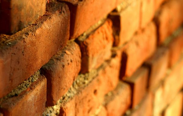 Ved at opfinde et materiale som mursten med identiske mål, der kan stables som legoklodser, fandt man frem til en præcis, bedre og mere holdbar byggemetode.