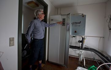 Jordvarme er ideel til den fugtige jord på grunden.