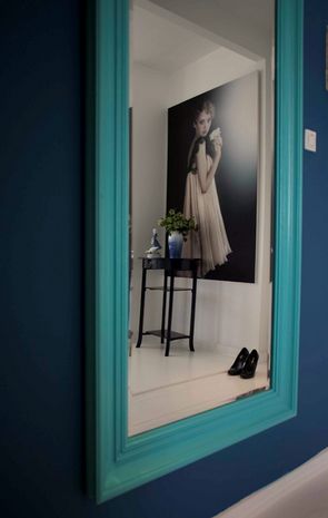 Romantik kombineret med en lethed og sarte farver giver et smukt univers i entreen.
Miks farver, der klæder hinanden, og sæt de fine arvesager frem på et lille konsolbord. Fine blomster og helst et lille pust af finurligheder, så som fotos, loppef