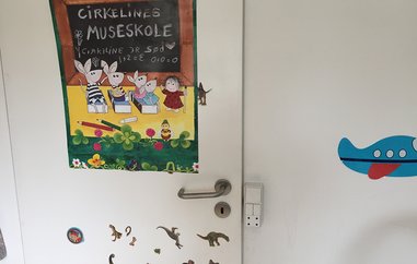 Lukket dør ind til et børneværelse