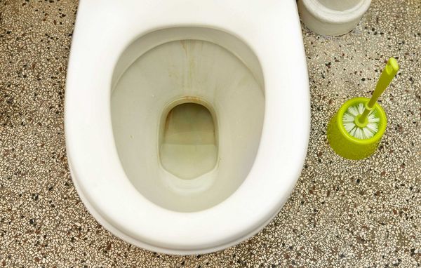 Toilet med brune striber i kummen