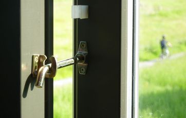 Beslag på vindue - åbent vindue om sommeren