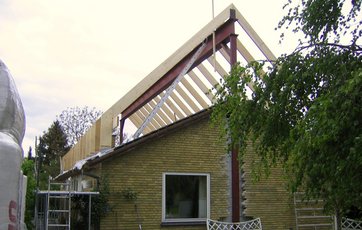 Det oprindelige hus med de nye tagspær monteret.