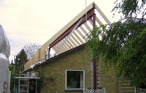 Det oprindelige hus med de nye tagspær monteret.