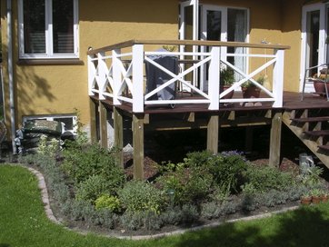 Hævet træterrasse.