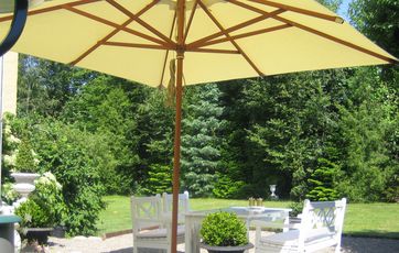 En parasol kan være en billig løsning, hvis du vil have skygge på din terrasse.