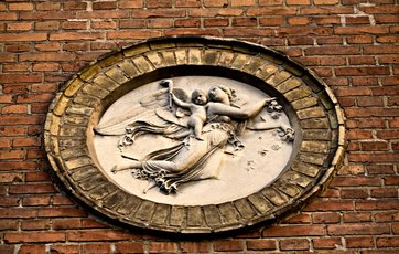 Detalje på byhus: Udsmykning af sandsten.